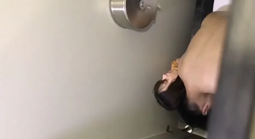 Cặp Đôi Public Địt Nhau Trong Wc Vincom