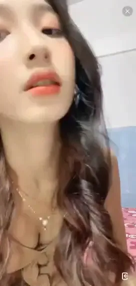 Clip Sex Gái Xinh Mình Dây Show Cam Thay Đồ