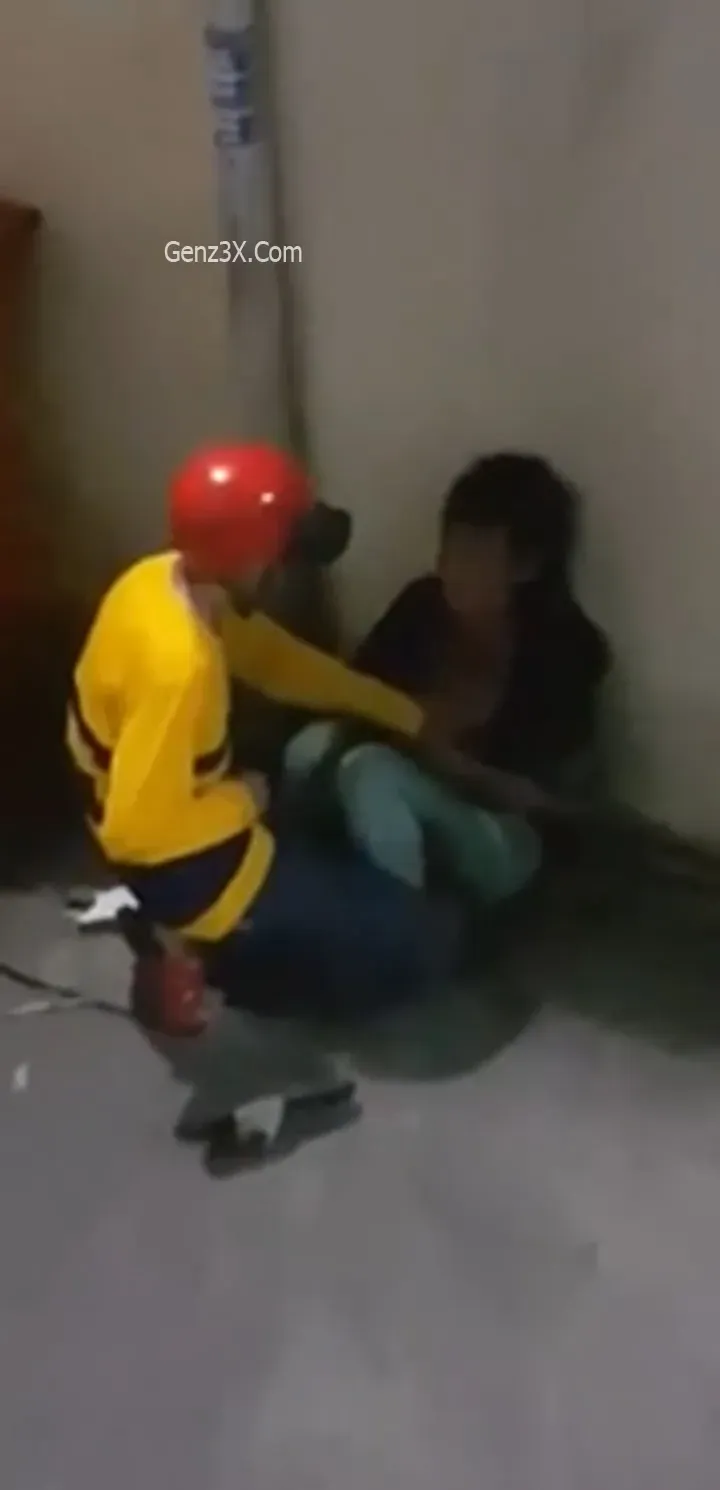 Clip Sex Tài Xế Bee Ép Em Gái Ăn Xin Bú Cặc Mình Trong Hẻm