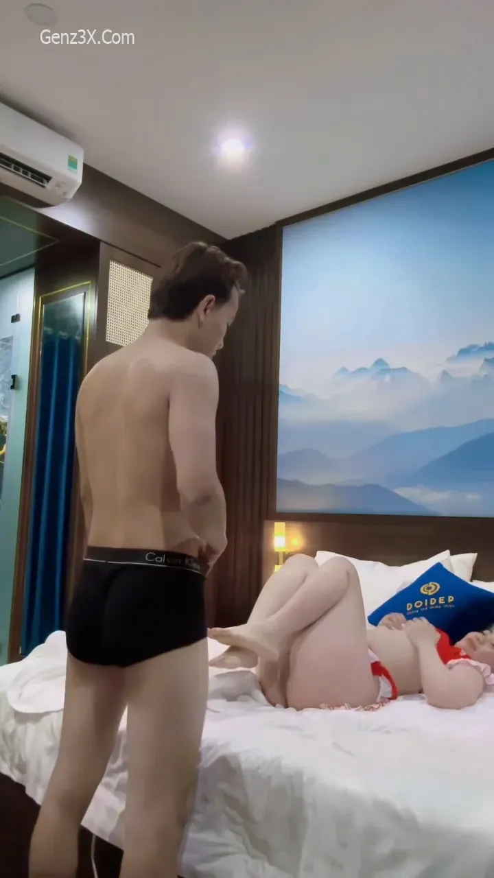 Gái Teen Hết Tiền Lấy Lồn Ra Vay Tiền Ăn Chơi