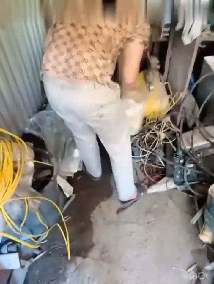 Phụ Chị Hàng Xóm Dọn Kho Trả Công Bằng Bú Cặc