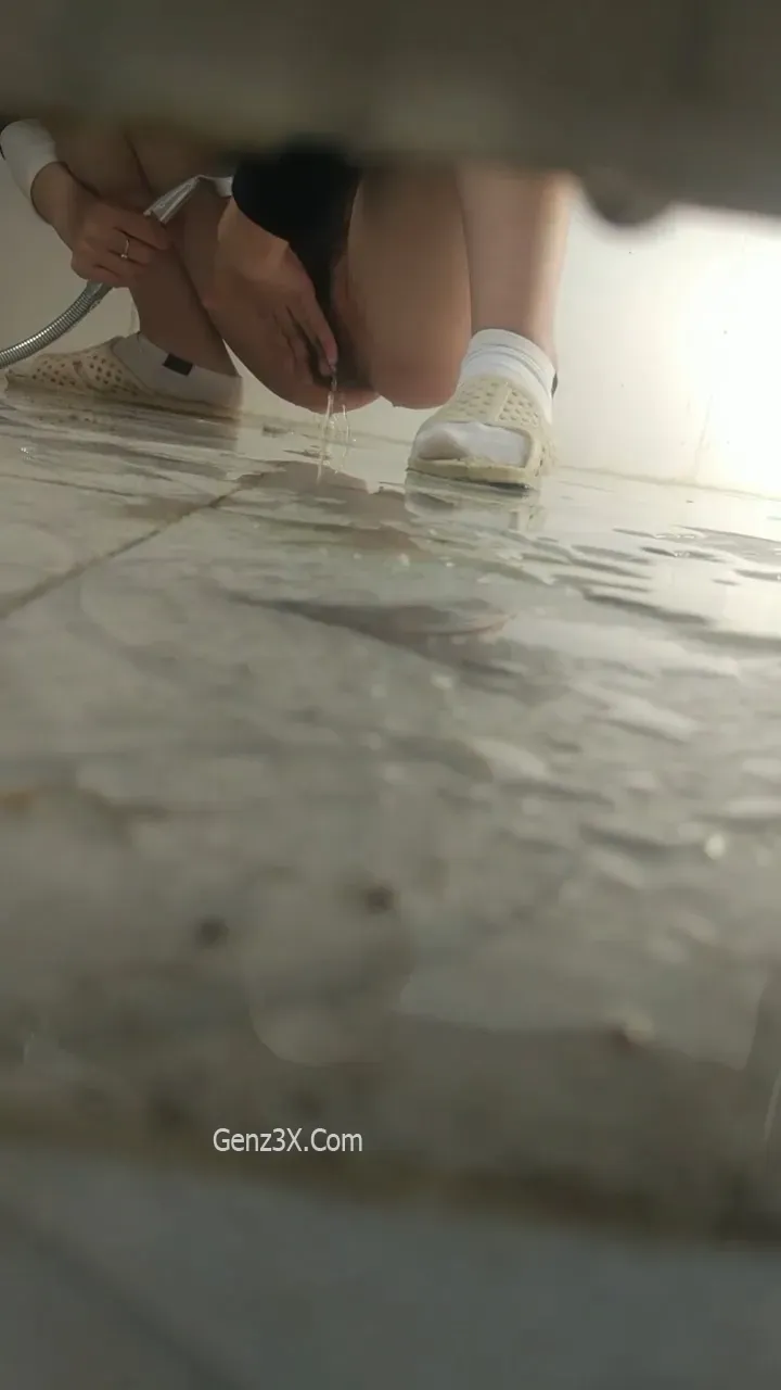 Sex Quay Lén Gái Việt Rửa Lồn Sau Khi Đái Trong Nhà Vệ Sinh