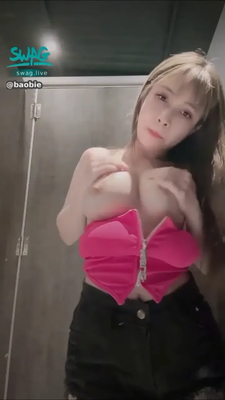 Swaglive @baobie Thủ Dâm Trong Nhà Vệ Sinh Quán Cà Phê
